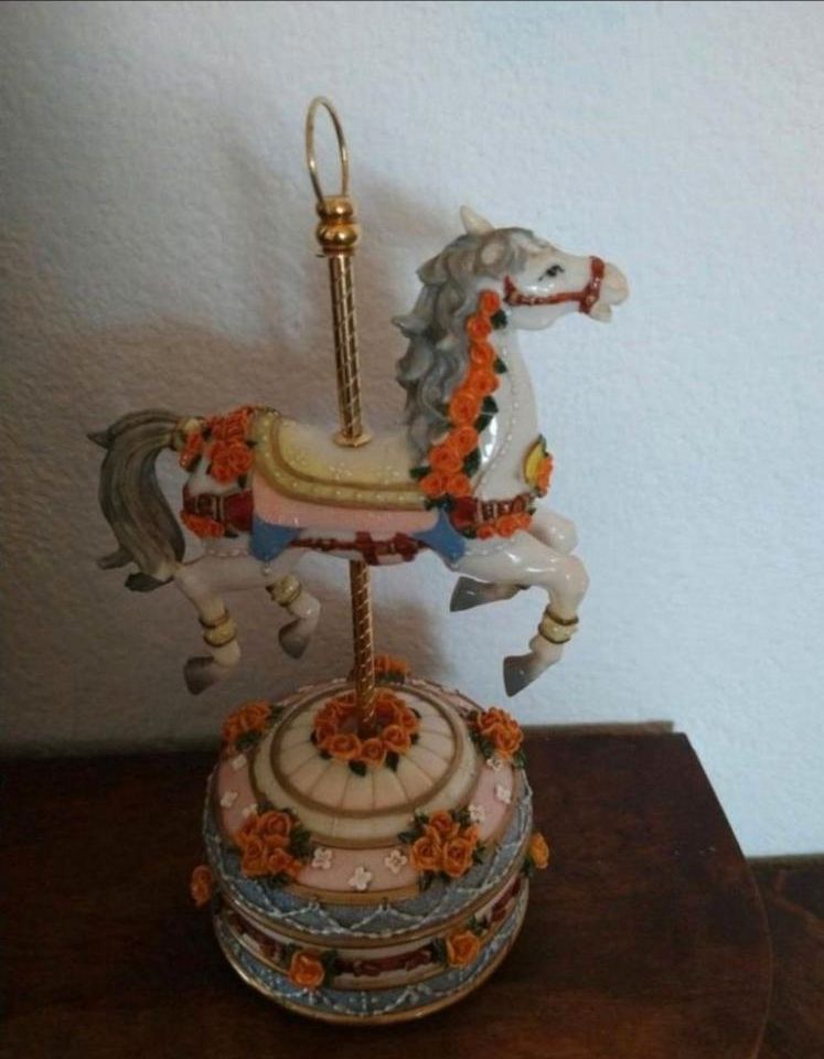 Spieluhr in Form Pferd in Dietzhölztal