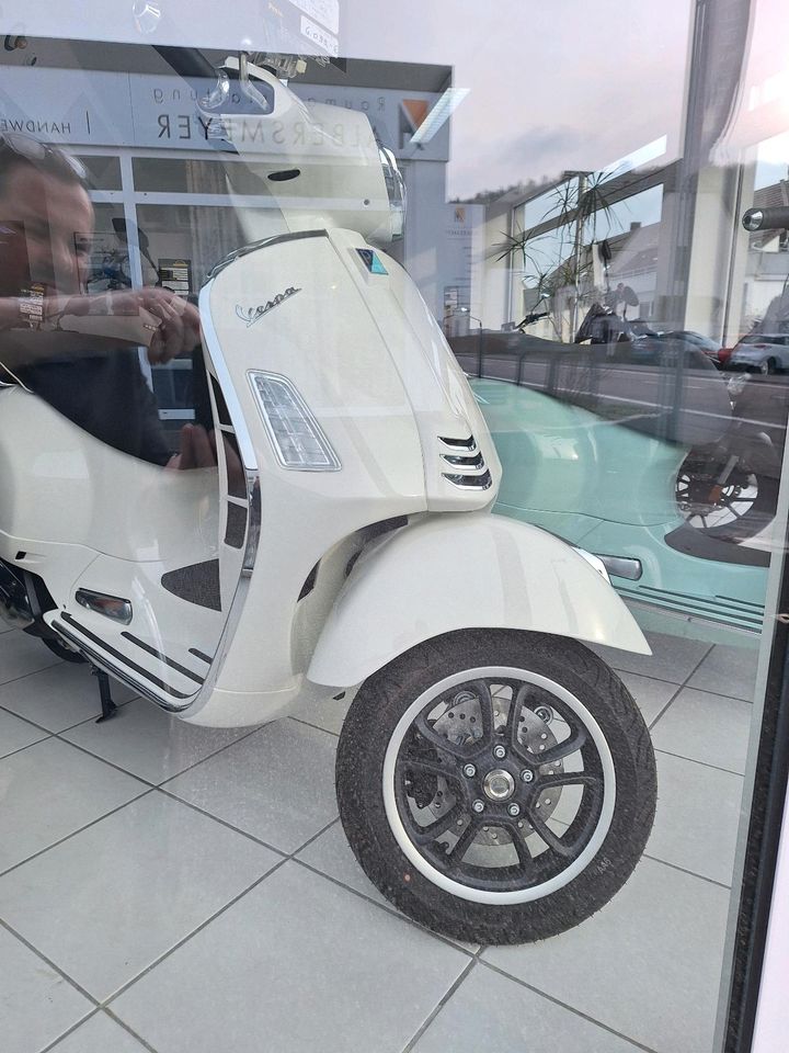 Vespa GTS 125 HPE - E5 in St. Ingbert