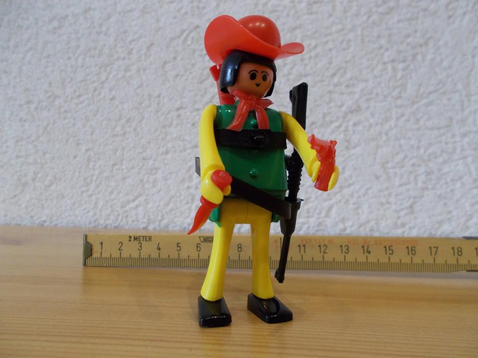PLAYMOBIL Cowboy Figur mit Bowie Messer Colt Gewehr Gitarre in Großolbersdorf