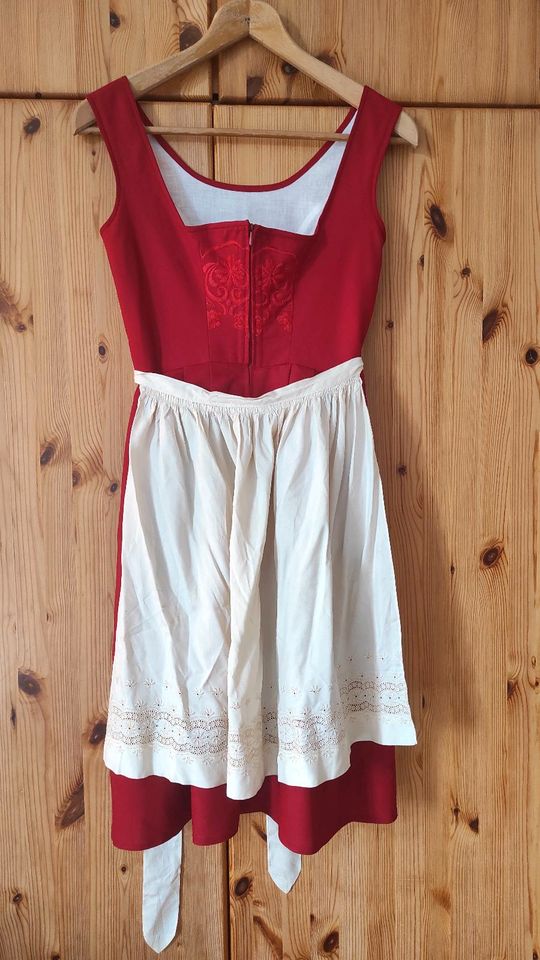 Rotes Dirndl Gr.34 mit Blusen und Schürzen (handmade) in Leipzig