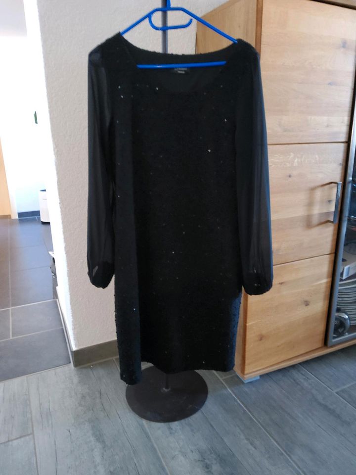 Kleid schwarz mit Pailletten Gr.40..gefüttert, neuwertig in Merzig