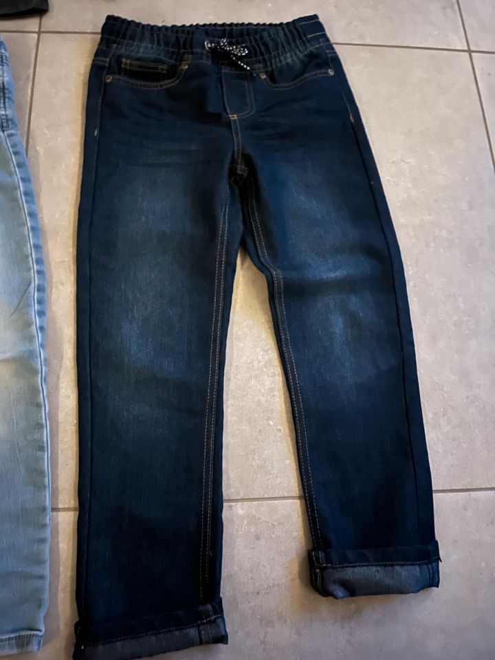 Kinderhosen Größe 128, Jeans, schmal geschnitten in Lunestedt