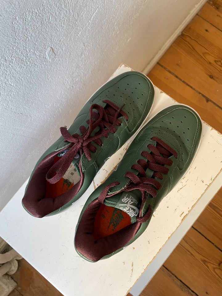 grüne Nike Air Force 1 Gr. 38 in Berlin