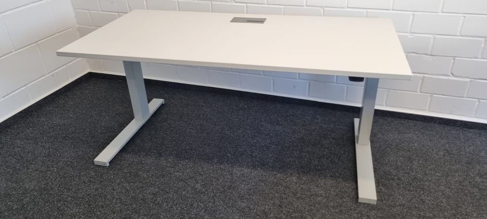 50 x Höhenverstellbarer Schreibtisch / Steh Sitz Schreibtisch in Darmstadt
