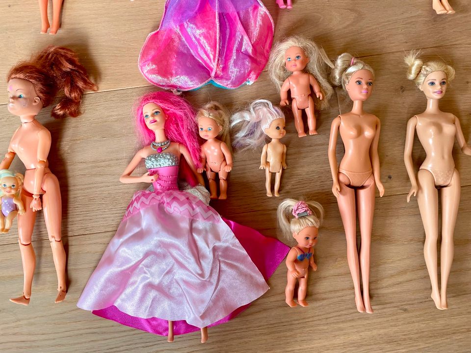 Konvolut Barbie- und Spielzeugpuppen Barbiepuppenkleider in Alzey