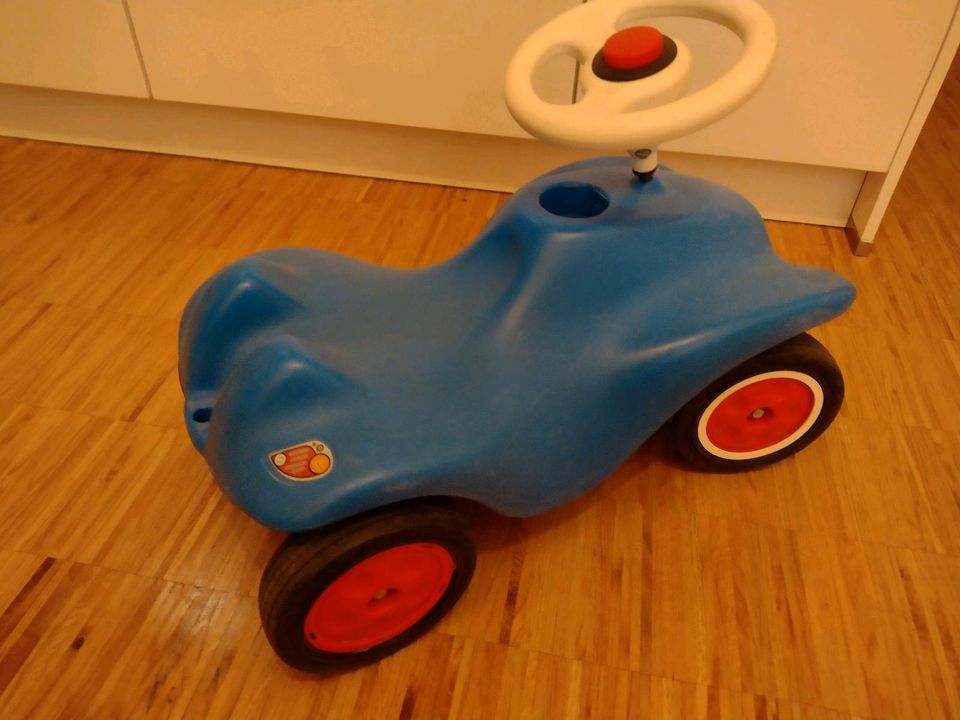 blaues Bobbycar mit Flüsterreifen in Eltville