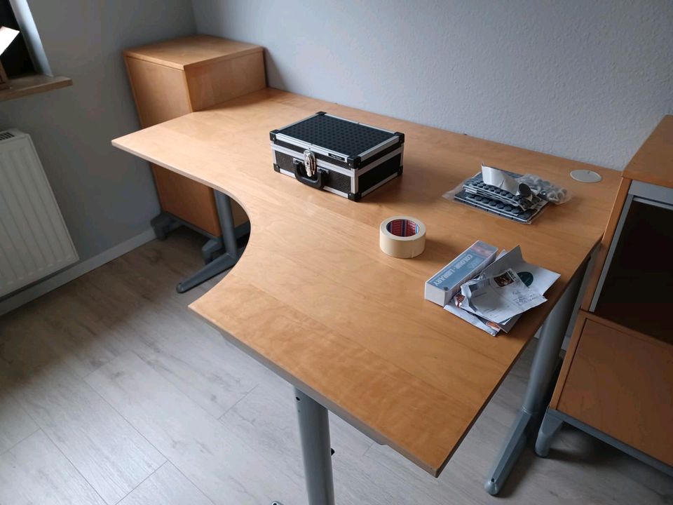 Büromöbel Tisch und Schränke in Bad Segeberg