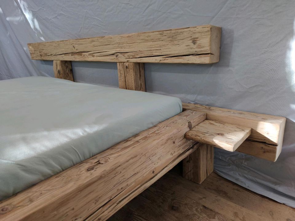 Altholz-Bett 200x200cm Altholzbett mit  Nachttischbretter in Bad Feilnbach