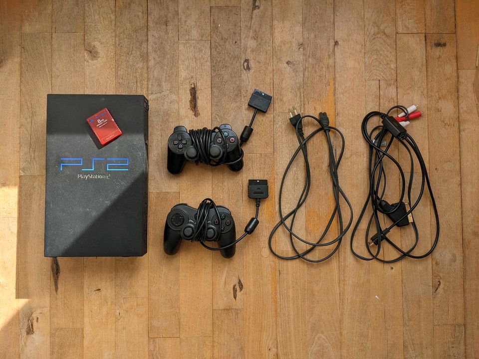 Playstation 2 - Retro Spielekonsole mit 2 Controllern und Kabeln in Hamburg