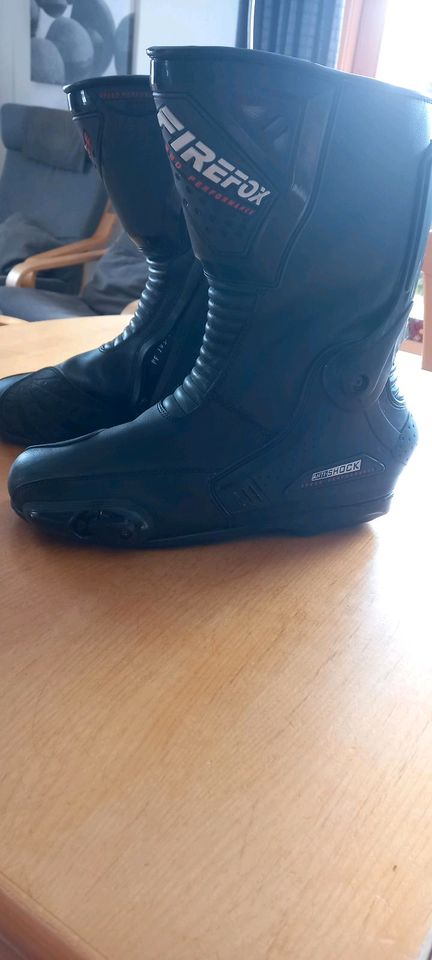 Motorradschuhe in Butzbach