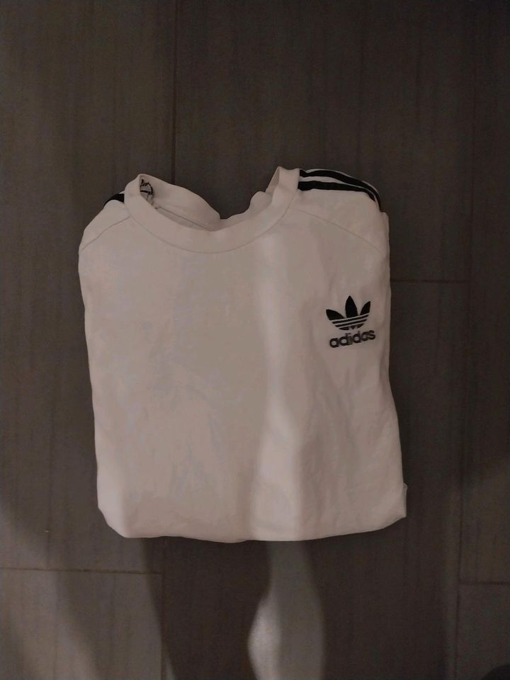 Weißer Adidas pullover in Gelnhausen
