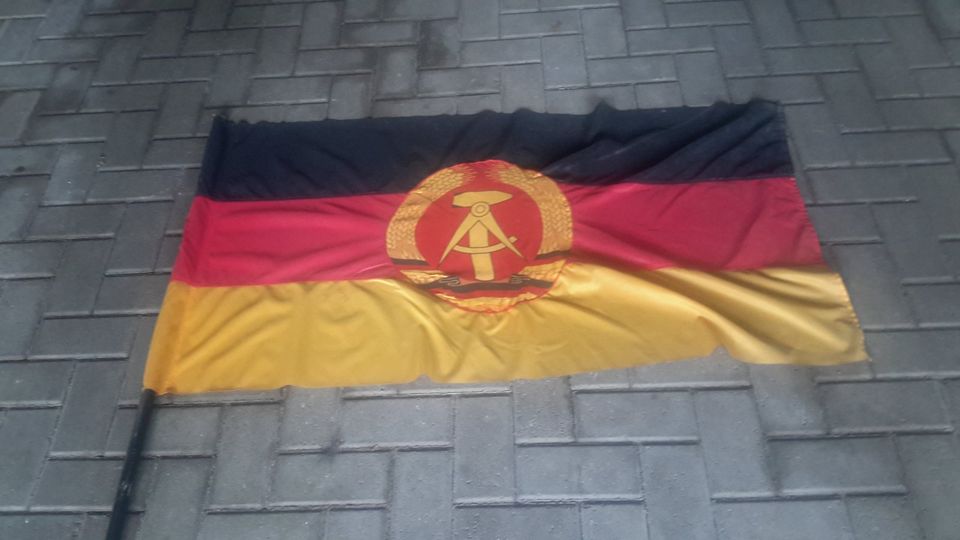 DDR Flagge mit Stiel in Weyhe