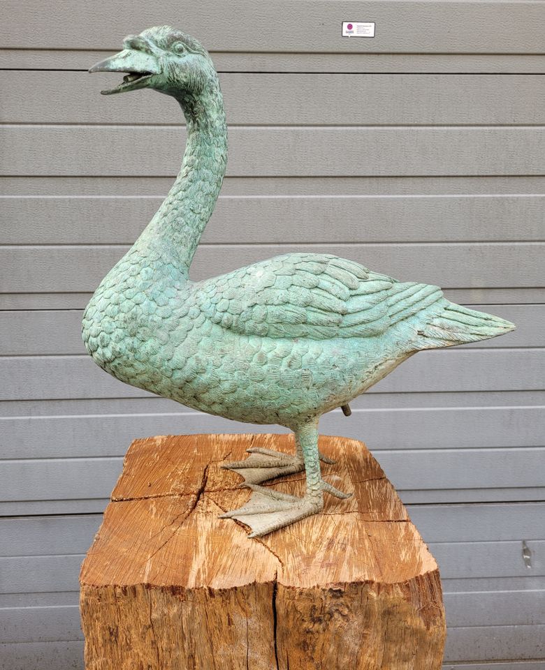 Bronze kunstwerk eines Goose figur statue in Brüggen