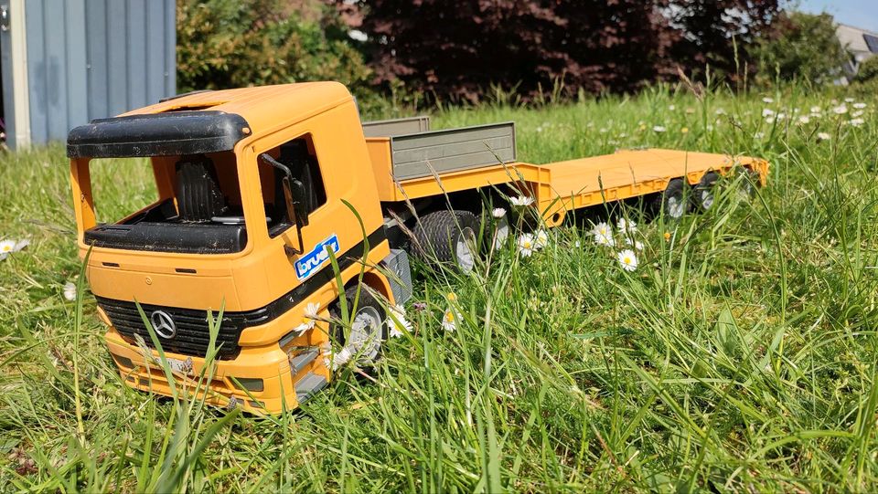 Kinder Garten Spielzeug Trecker, Auto, LKW, Bagger, Grill,Wagen in Steimbke