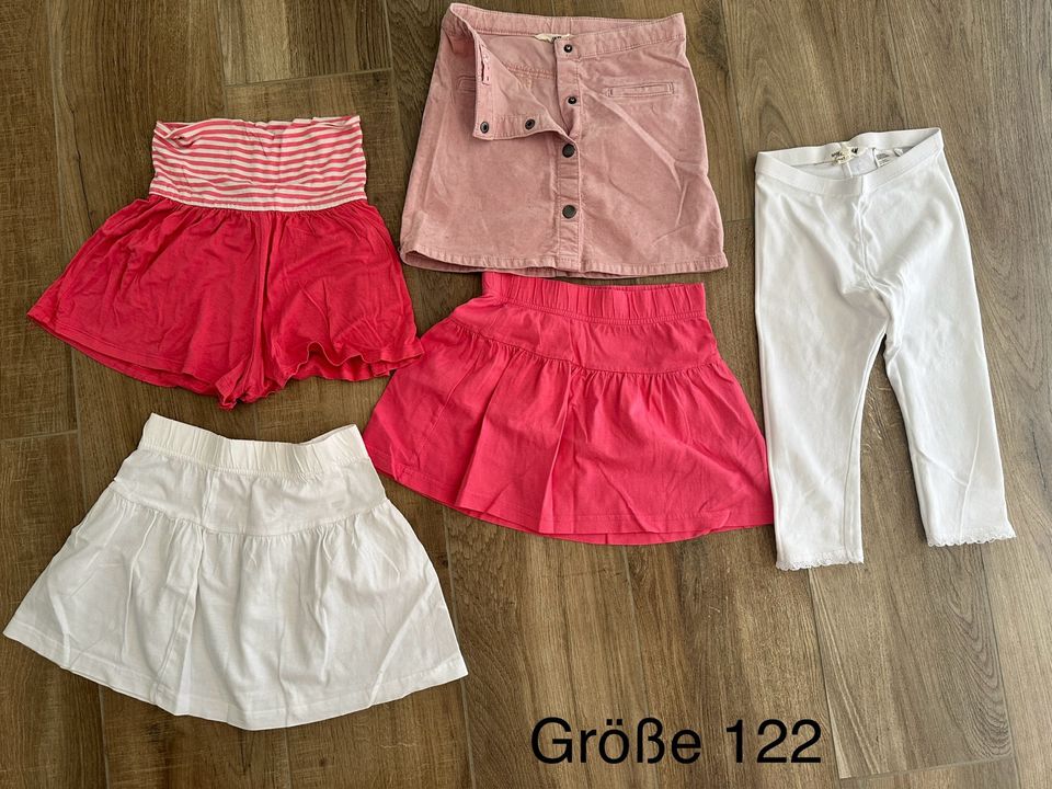 Capri / Röcke / kurze Hose  Größe 122 in Halle (Westfalen)