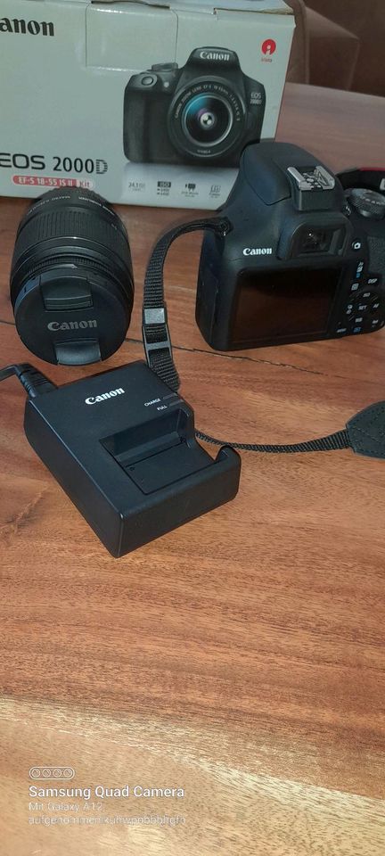 Digitalkamera Canon EOS 2000D, mit Tasche und Zubehör in Bassum
