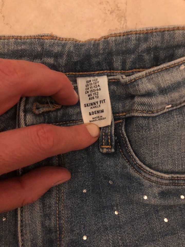 H&M Jeans mit Glitzersteinchen Gr 152 in Ellerau 