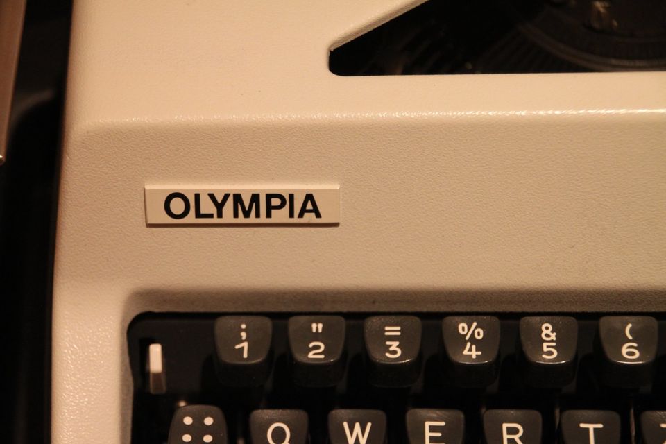 OLYMPIA - KOFFERSCHREIBMASCHINE in Berlin