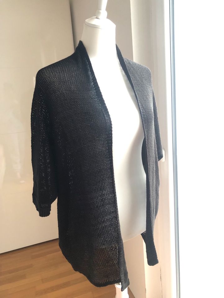 Schwarze Strickjacke in München