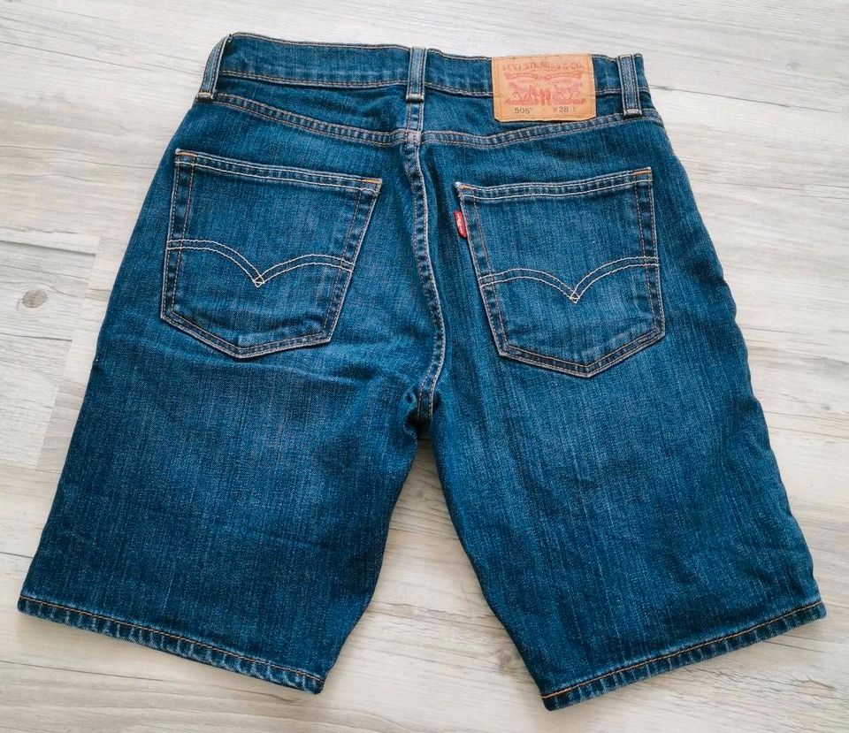 Jeans kurz Short Levi Strauss W28 blau in Remse