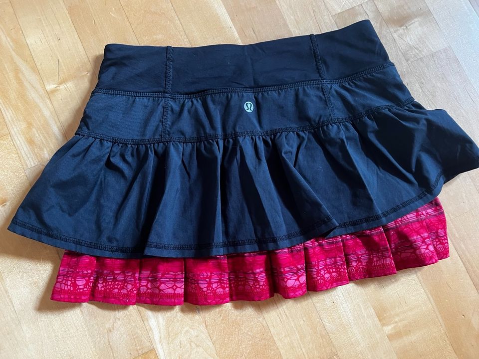 Lululemon Laufrock Tennisrock mit Ballhose Gr. 34/4 schwarz rot in Schondorf am Ammersee