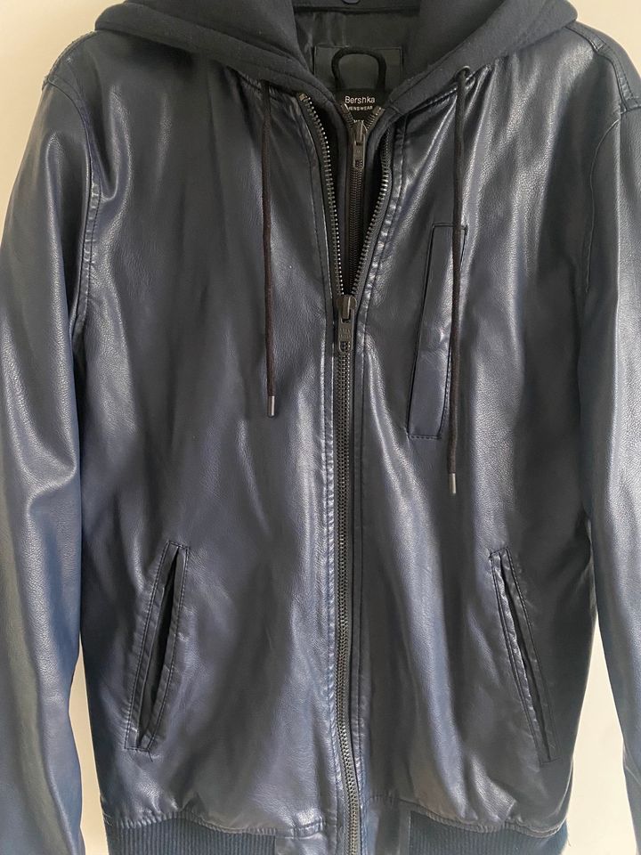 Bershka Lederjacke mit Kapuzenjacke, marineblau, Gr. S neuwertig in Ratingen