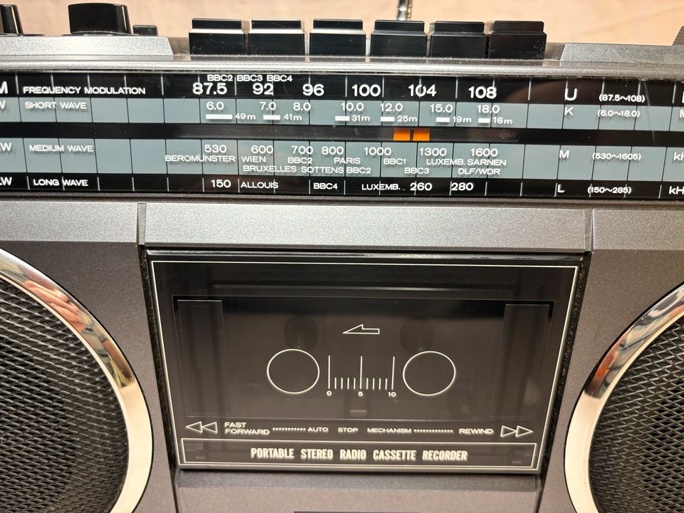 HITACHI TRK 6830 E Vintage Radio CASSETTE RECORDER in Hamburg