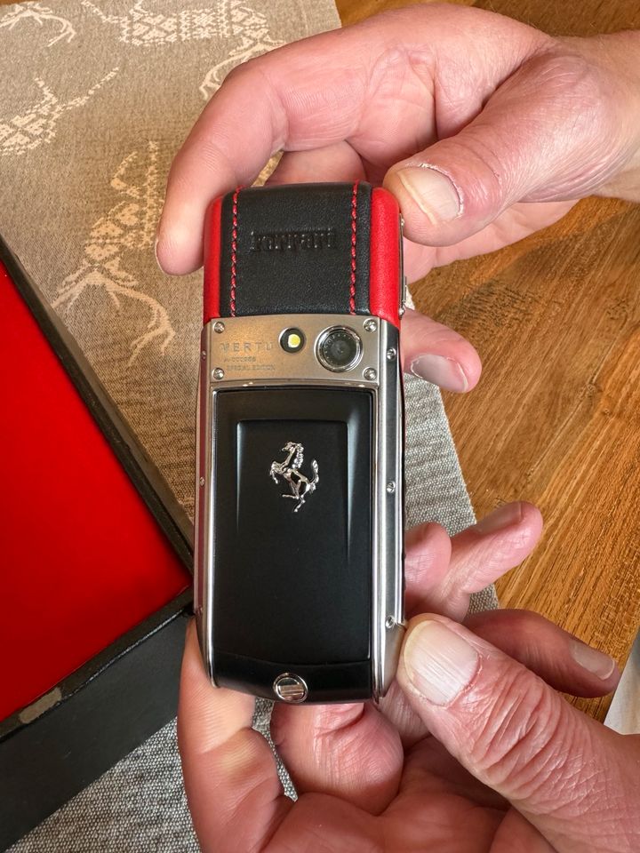 Vertu Handy Ferrari Edition in Sauerlach