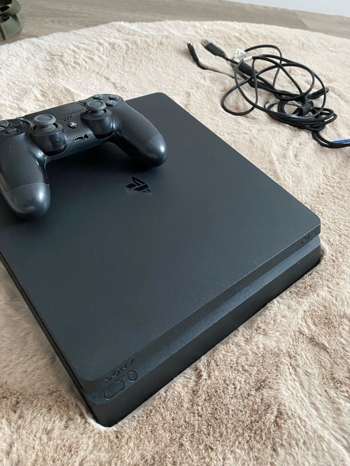 PlayStation 4 mit Controller in Siegen