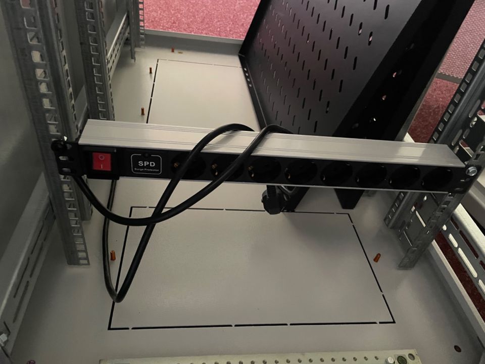 2 Serverschränke 200 x 100 x 60 cm gebraucht + div. Zubehör in Limbach-Oberfrohna