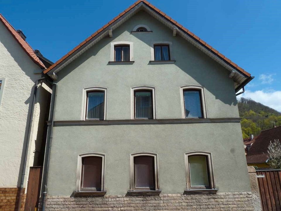 Zentral gelegenes 2-Fam.-Wohnhaus mit mehreren Nebengebäuden (Scheune), Hausgarten, Innenhof, Grund 516m², Wohnfl. 170m²! in Zeil