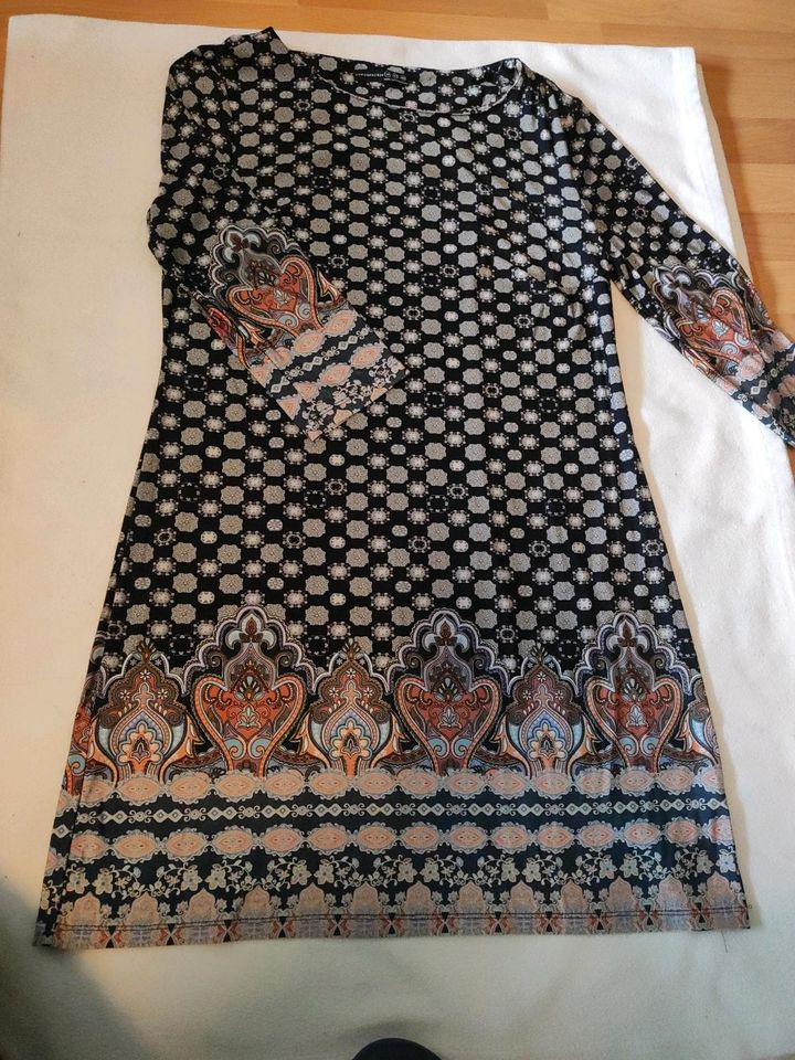 Kleid mit schönem Muster, weicher Stoff Gr M in Solingen