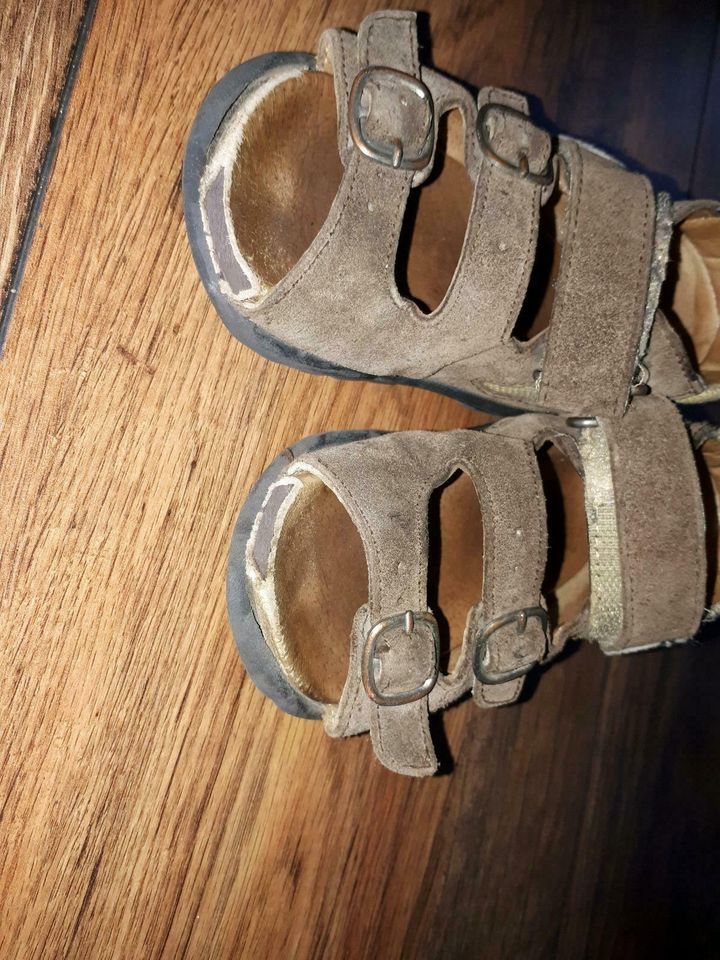 22 Sandalen Sommer Schuhe kostenlos umsonst gratis zu verschenken in Lahntal