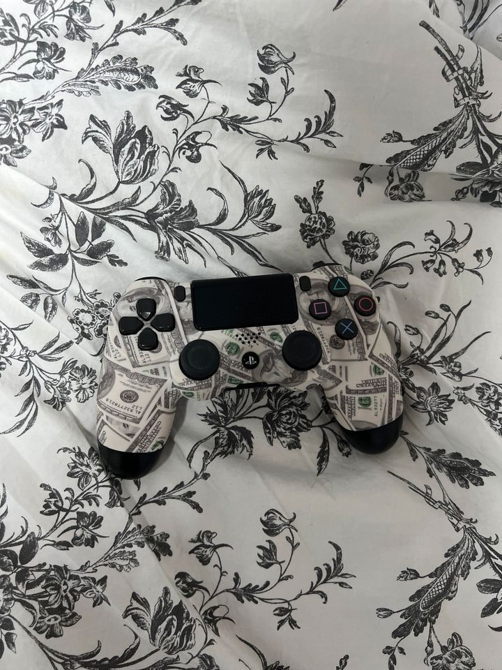 Play Station 4 Ps4 500 gb ink Controller in Pirmasens