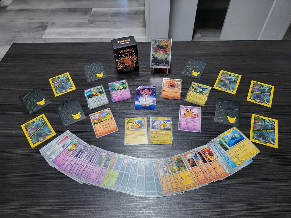 Pokemon Karten Box + V EX Kart + Holos / Pokémon in Marl