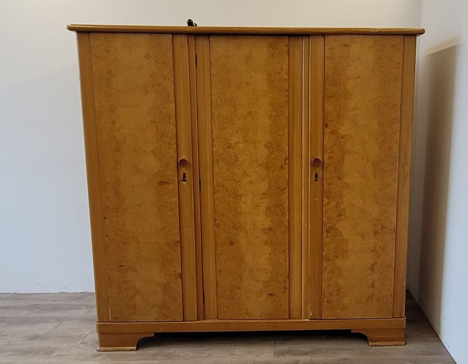 #A Kleiderschrank 3 türig hell Holz Schrank Schlafzimmer DDR in Burgstädt