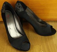 High Heels Absatz-Schuhe Gr-öße 38 schwarz glänzend schick Niedersachsen - Elze Vorschau