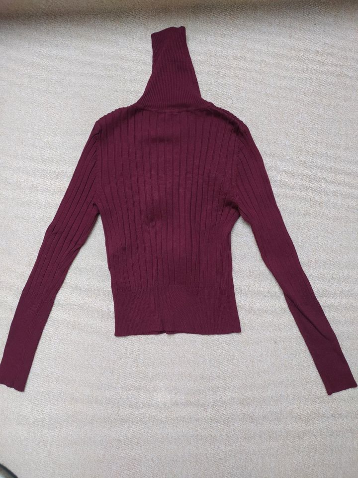 Weinroter Rollkragen Pullover von Zara in Bergisch Gladbach