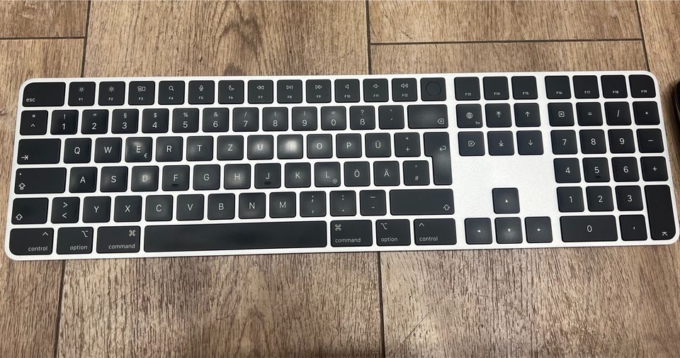 Apple Magic Tastatur Keyboard Touch ID und Ziffernblock Schwarz in Berlin