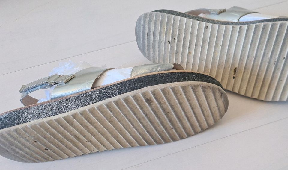 ⭐ ZARA Glitzernde Sandalen in Metalloptik Schuhe Gr. 36 Silber ⭐ in Berlin