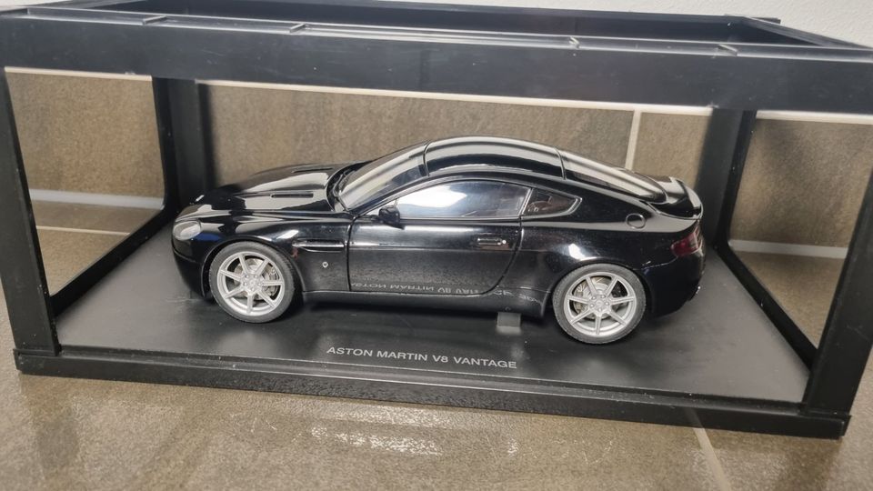 1:18 AutoArt Aston Martin Vantage V8 Schwarz Metallic/ mit OVP in Ebhausen