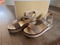 Schöne goldene glitzernde Sandalen von original Michael Kors Niedersachsen - Lüneburg Vorschau