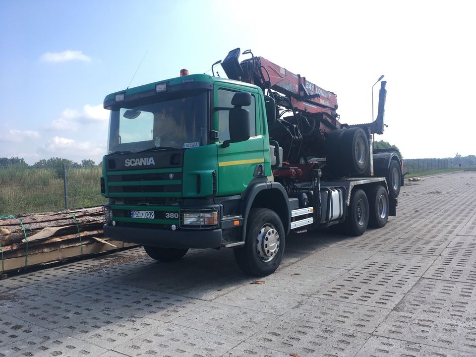 Scania 6x6 Holztransporter mit Kran in Nadrensee