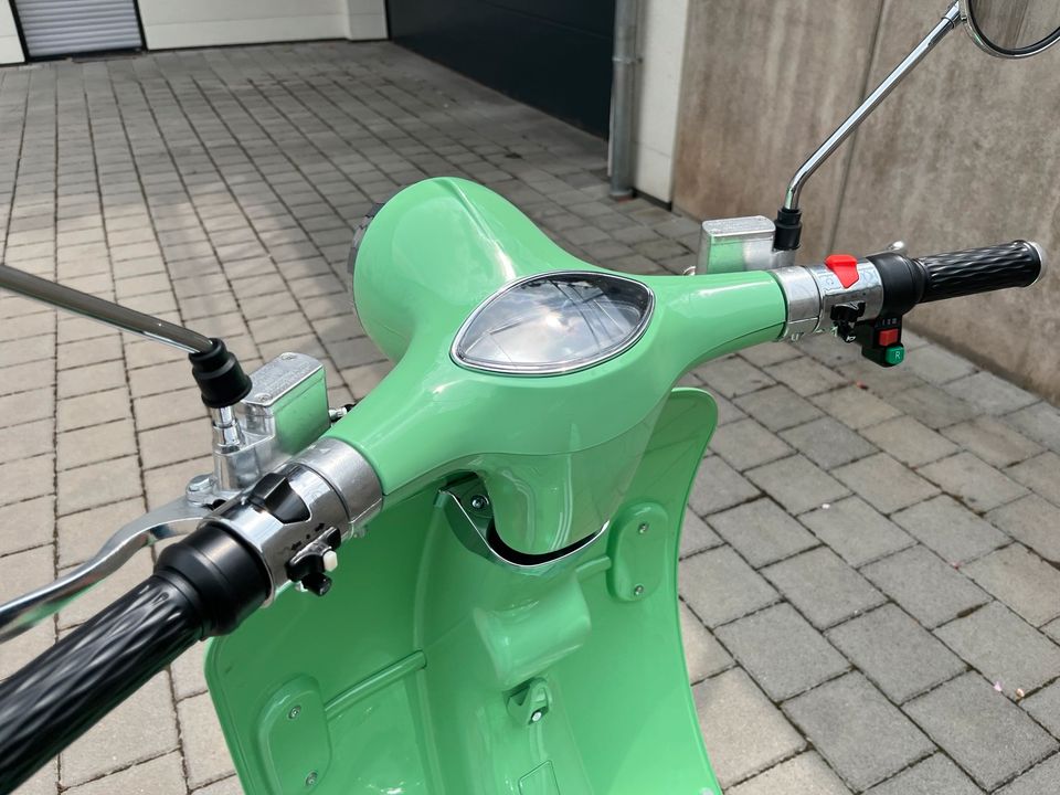 Elektroroller im Vespa Design " Retro " mit 2 Akkus 45 km/h in Saarwellingen