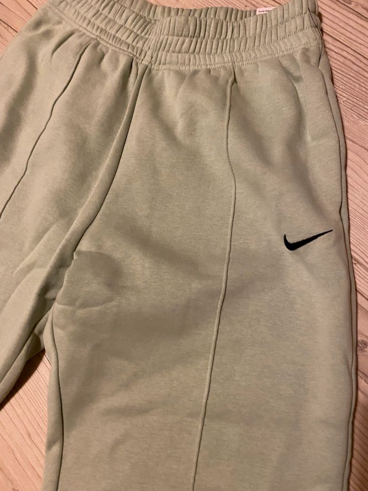 Neu~ Loose fit~ Mid Rise~ Nike~ Trainingshose~Sporthose mint~ S in Allersberg