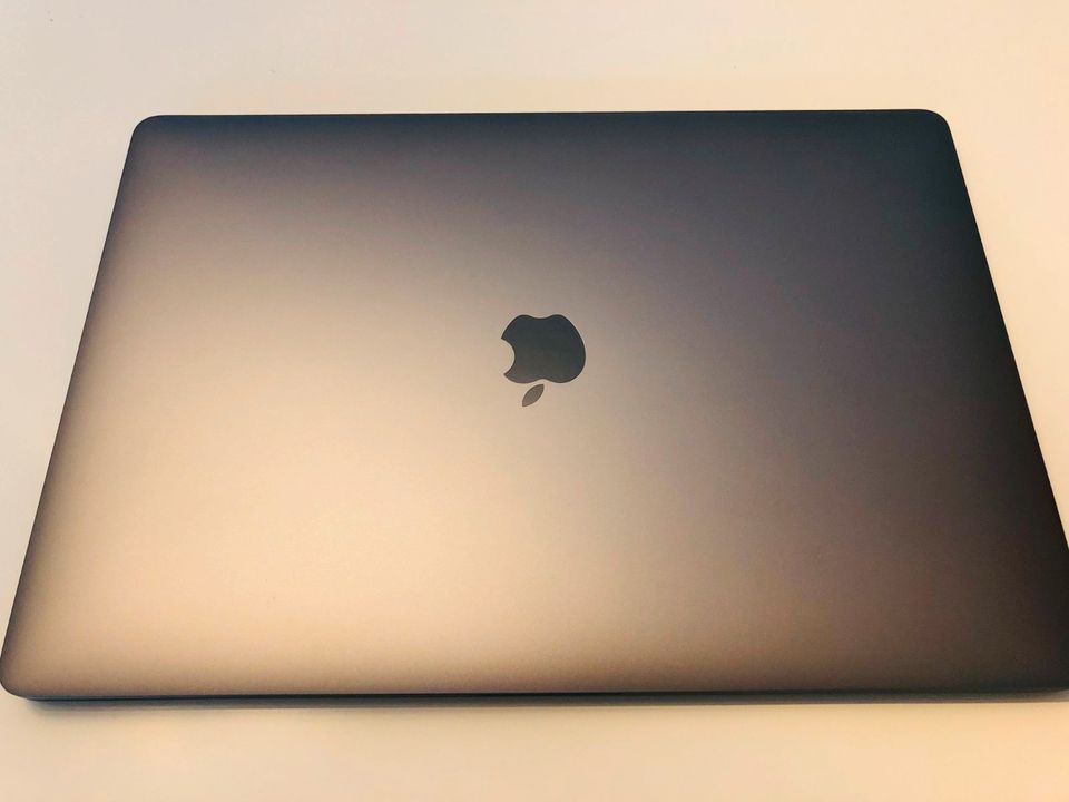 MacBook Pro 2019 • 15,4‘‘ • Space Grau  • 2,6Ghz • i7 • 256Gb SSD in Berlin