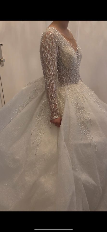 Brautkleid mit langer Schleppe mit Glitzer und Perlen in Berlin