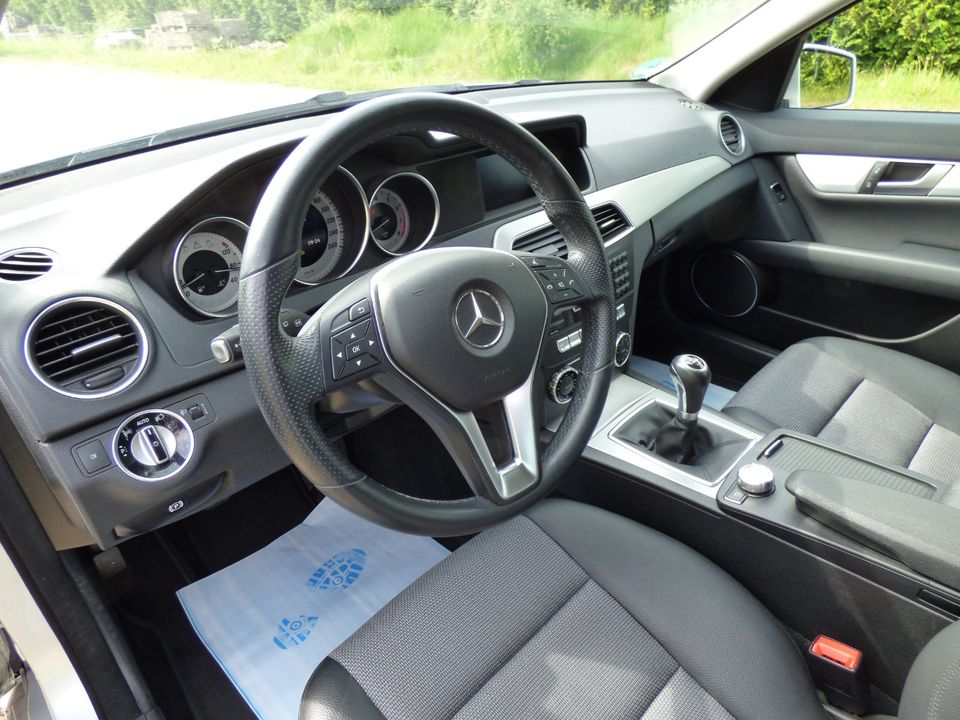 Sehr gepflegter Mercedes C180 Kombi Sitzheizung Teilleder Top !!! in Giengen an der Brenz