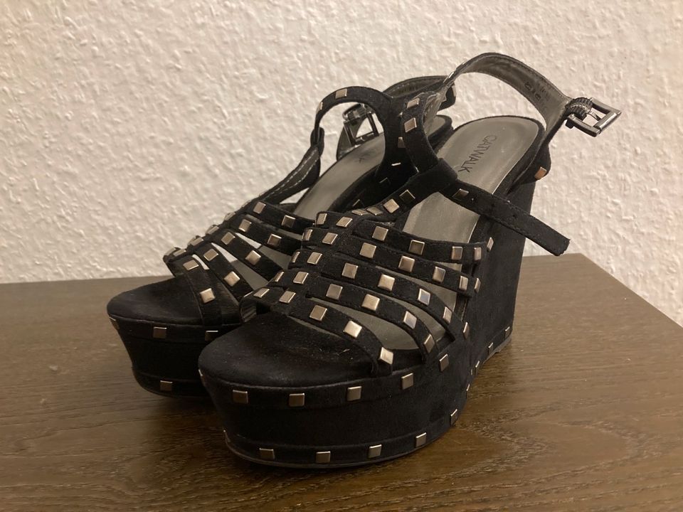 Plateau Schuhe Marke Catwalk Größe 38 schwarz mit Nieten in Zahna