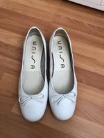 Neuwertige Unisa Ballerinas Leder Gr. 39 weiß Hessen - Wiesbaden Vorschau